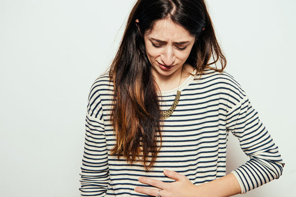 هل تعد إفرازات صفراء للحامل في الشهر الثاني من علامات الحمل الطبيعية أم لا؟